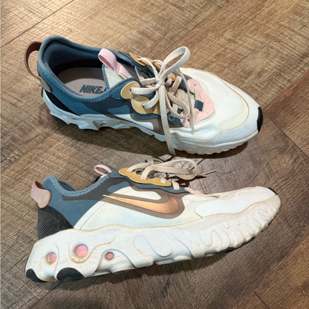 Nike Women’s Shoes - White and Pink